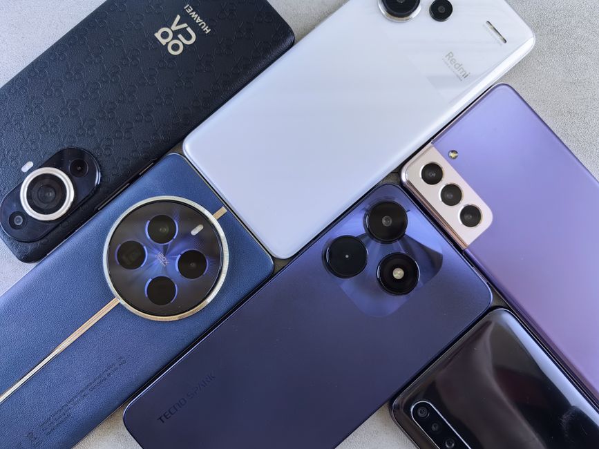 Imagem de diversos modelos de smartphones modernos dispostos de forma artística, destacando a variedade e inovação tecnológica.