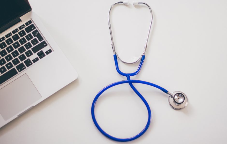 Imagem que combina elementos ligados à saúde e tecnologia, simbolizando inovação no setor de cuidados médicos.