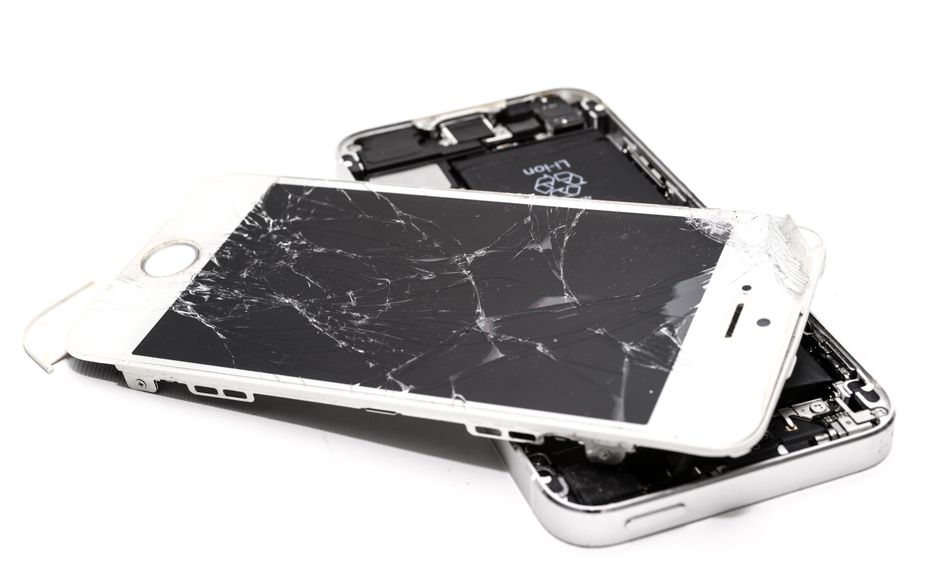 Imagem de um smartphone quebrado, simbolizando danos tecnológicos, em contexto de segurança digital ou manutenção de dispositivos.