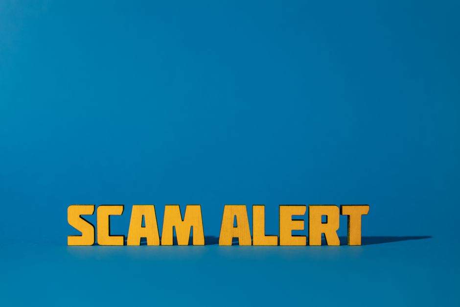 Imagem com destaque para o alerta contra golpes, reforçando a importância de identificar fraudes e evitar prejuízos financeiros.