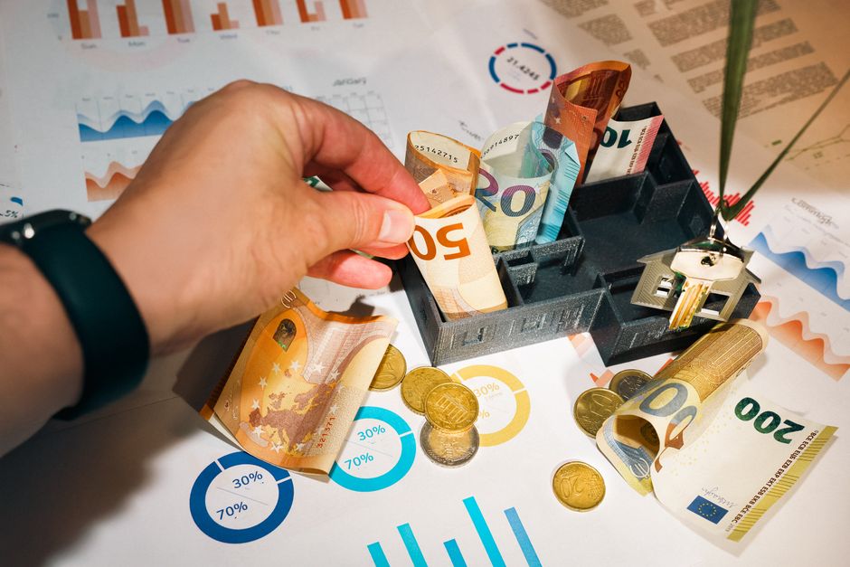 Imagem ilustrativa de gestão financeira com dinheiro, gráficos e documentos, ideal para artigos sobre planejamento e controle de recursos.