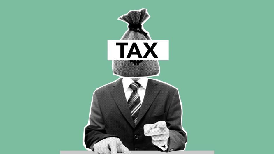 Pessoa vestida de terno com cabeça de sacola de dinheiro etiquetada 'TAX', transmitindo a ideia de pressão tributária e impacto fiscal.