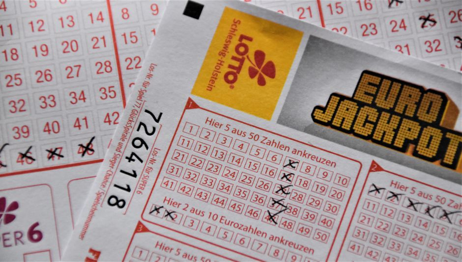 Imagem de uma cartela de loteria Eurojackpot sobre um papel com números sorteados, simbolizando apostas e jogos de azar.