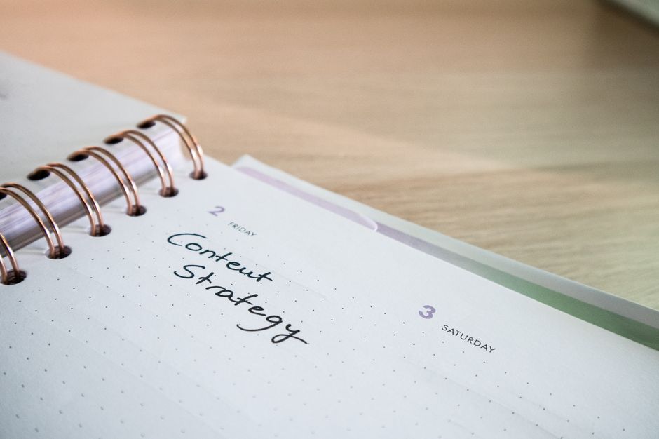 Imagem de uma agenda de calendário destacando uma anotação sobre planejamento de conteúdo e estratégias de comunicação.
