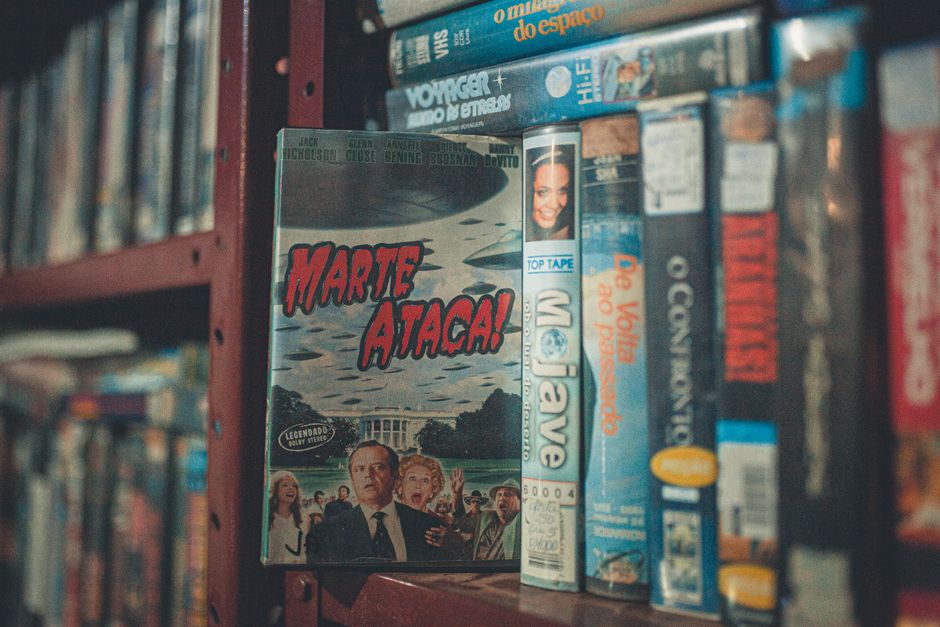 Imagem de uma estante de livros com foco em títulos de ficção e aventura, ideal para artigos sobre entretenimento ou cultura pop.