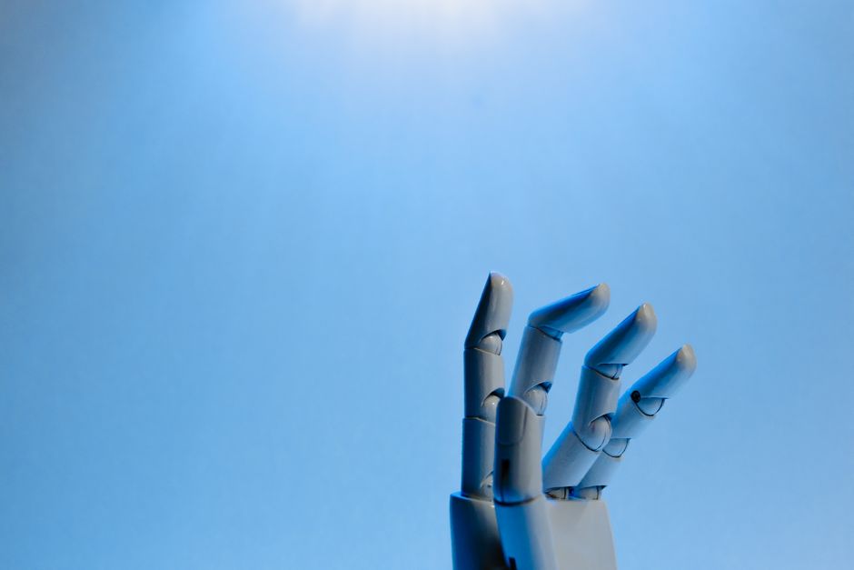 Robô posando com fundo azul, representando avanços tecnológicos e inteligência artificial.