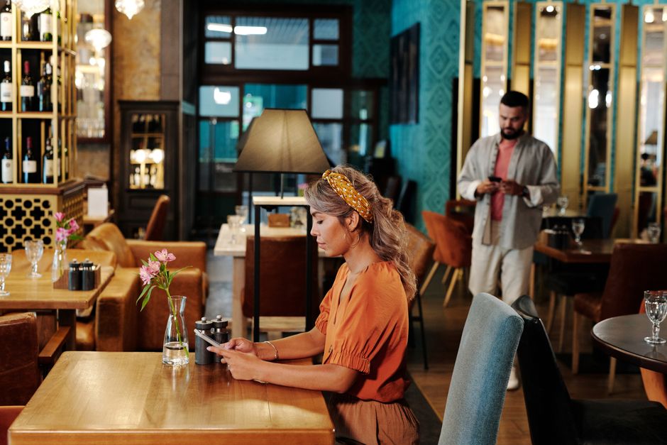 Dicas para usar o celular no restaurante sem problemas em 2026