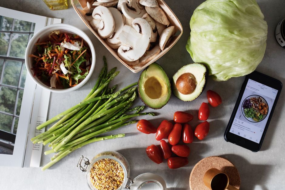 Imagem de ingredientes frescos e saudáveis para preparar uma salada nutritiva, ideal para um artigo sobre alimentação equilibrada.