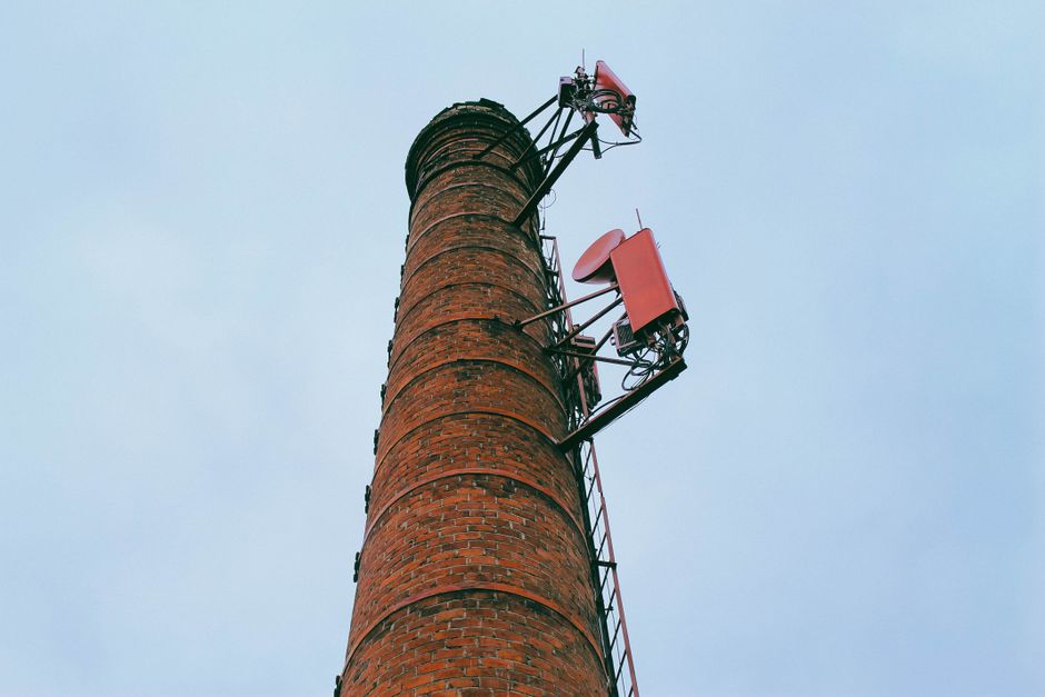Torre de fabricação antiga com antenas de comunicação, simbolizando infraestrutura de telecomunicações e tecnologia de transmissão de sinal.