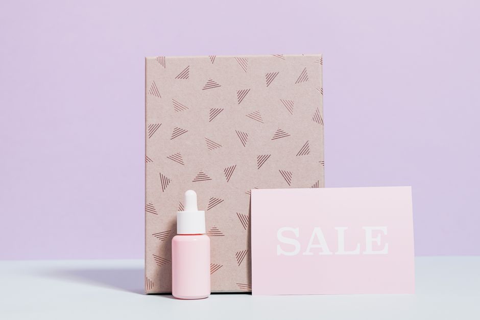 Imagem de produtos de cosméticos em destaque para uma campanha de venda ou promoção em um blog de beleza ou moda.