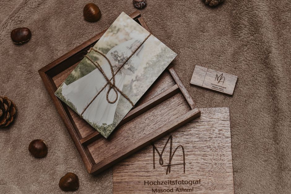 Conjunto de lembranças de casamento com fotos impressas, caixa de madeira e objetos decorativos, ideal para ilustrar story de planejamento de bodas ou album de recordações especiais.