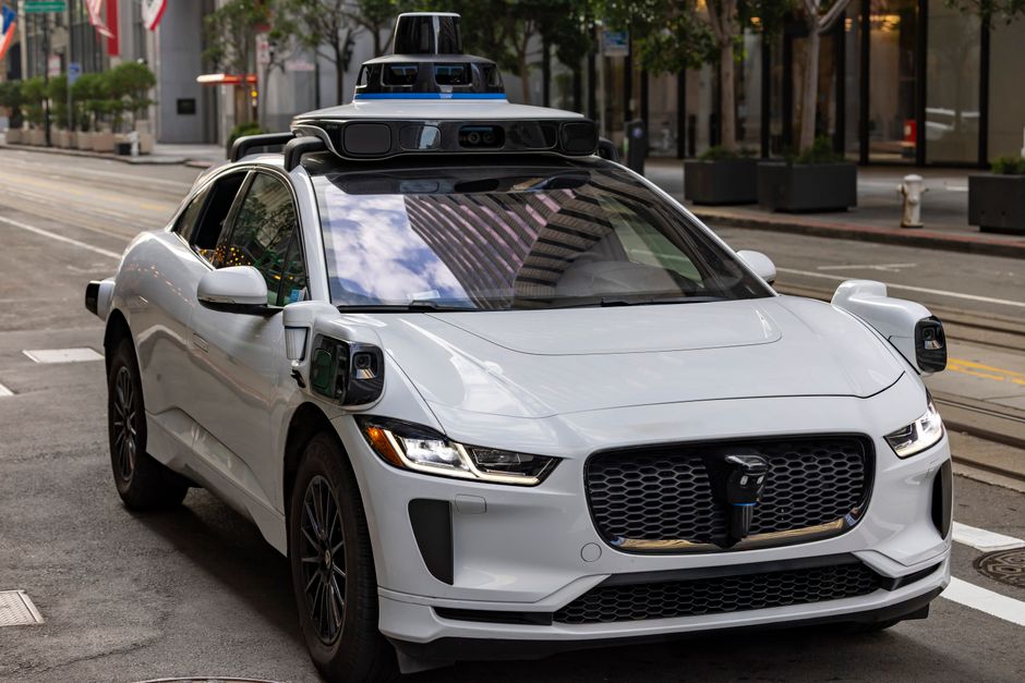 Veículo autônomo equipado com tecnologia de sensores e câmeras, estacionado em uma rua urbana, representando avanços em mobilidade inteligente.