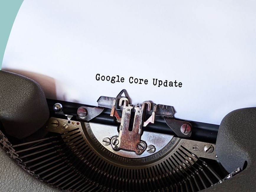 Imagem de uma máquina de escrever exibindo a frase 'Google Core Update', simbolizando mudanças e atualizações em algoritmos digitais.