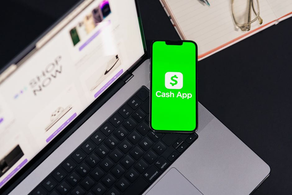 Imagem que ilustra a utilização de aplicativos de pagamento digital em um ambiente de trabalho ou estudo, destacando a adesão às soluções financeiras modernas.