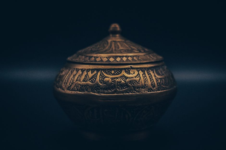 Imagem de um recipiente decorado com detalhes intrincados, evocando cultura e tradição.