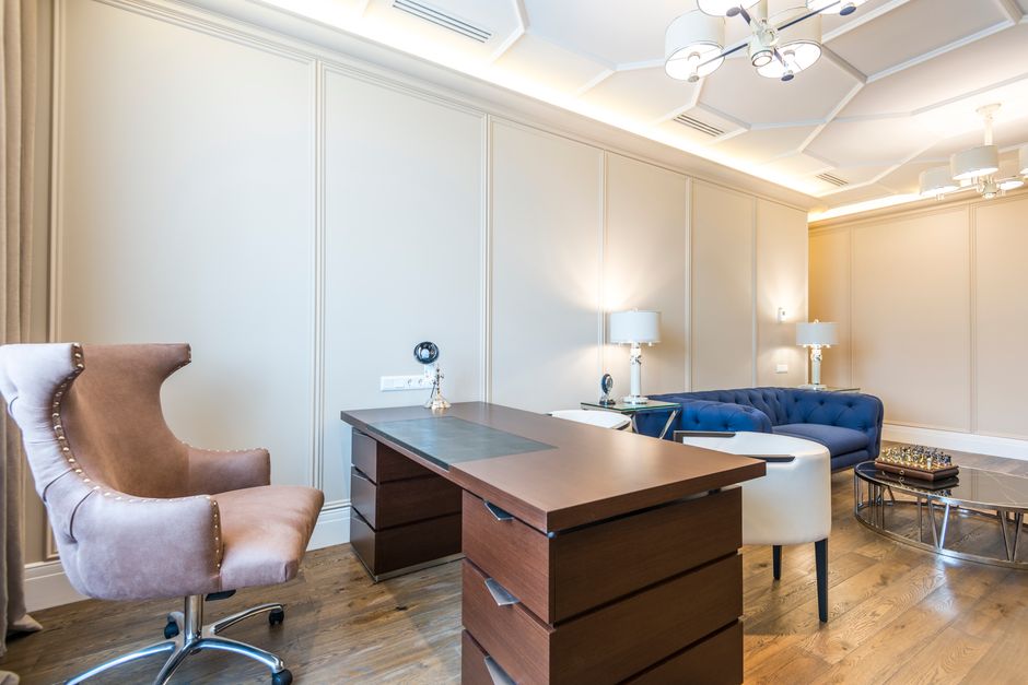 Imagem de um escritório moderno e elegante, com móveis sofisticados e iluminação suave, ideal para destacar ambientes de trabalho corporativos ou espaços de gestão empresarial.
