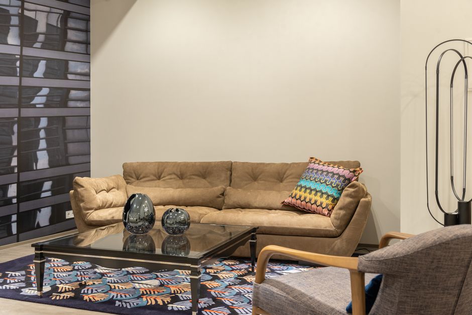Sala de estar moderna e aconchegante, ideal para momentos de descanso e convivência.