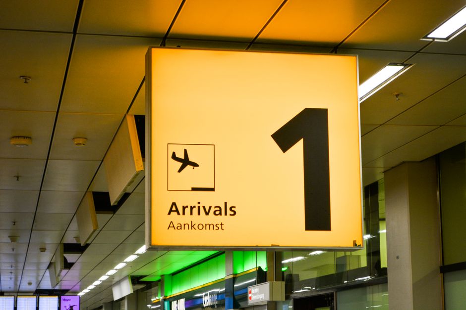 Placa de chegada em um aeroporto indicando o setor de desembarque de voos internacionais.
