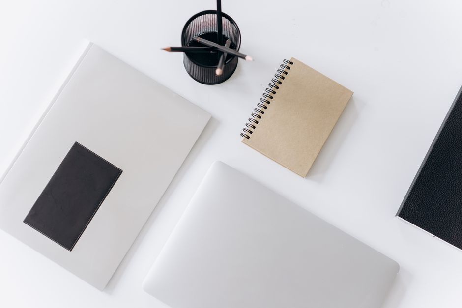 imagem que apresenta um ambiente de trabalho organizado com materiais de escritório, ideal para um artigo sobre produtividade e organização profissional.