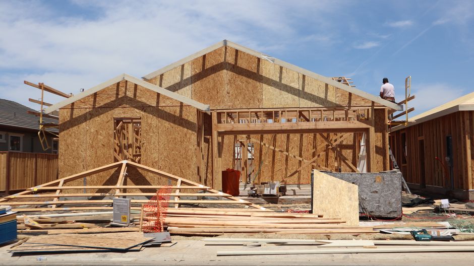 Dicas para economizar na construção de casas em 2026: guia completo