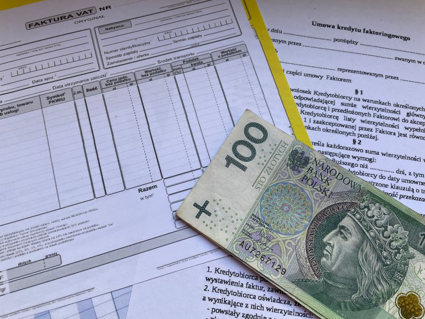 Imagem de documentos fiscais e uma cédula de dinheiro, ilustrando temas relacionados à gestão financeira e tributária.
