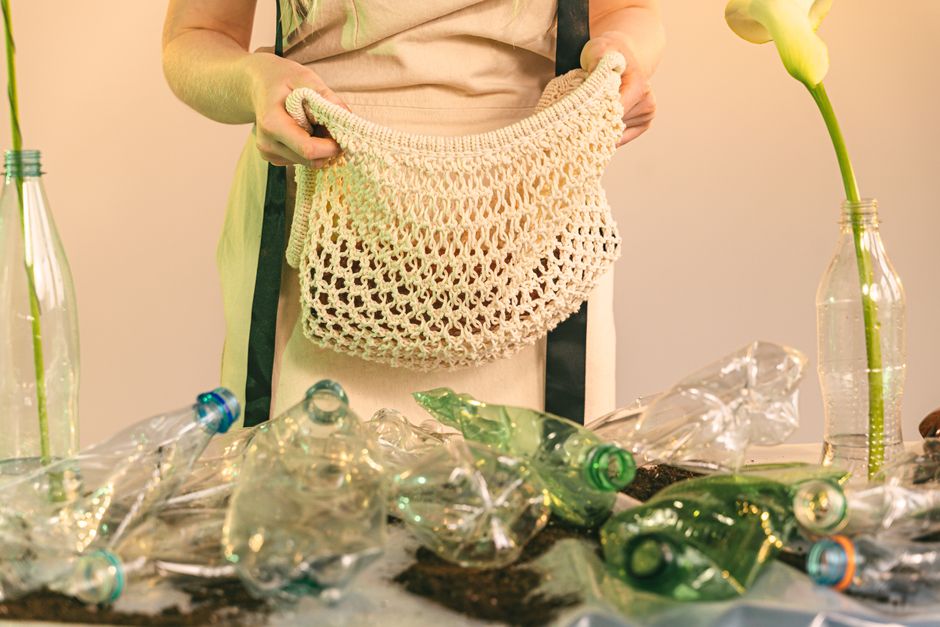 Pessoa separando materiais recicláveis de plástico, promovendo práticas sustentáveis e conscientização ambiental.