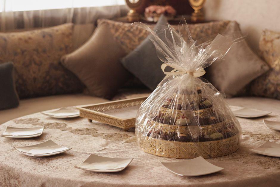 Mesa de jantar decorada para uma ocasião especial, com um presente em volta da mesa, sugerindo celebração ou comemoração familiar.