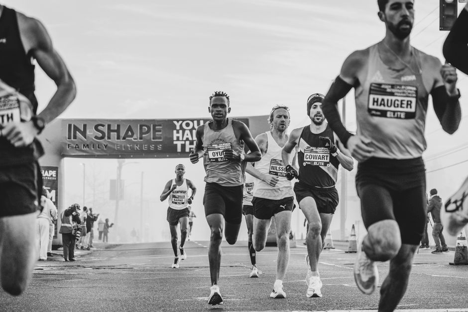 Corredores participando de uma maratona em um evento esportivo ao ar livre, com foco na competição e na superação pessoal.