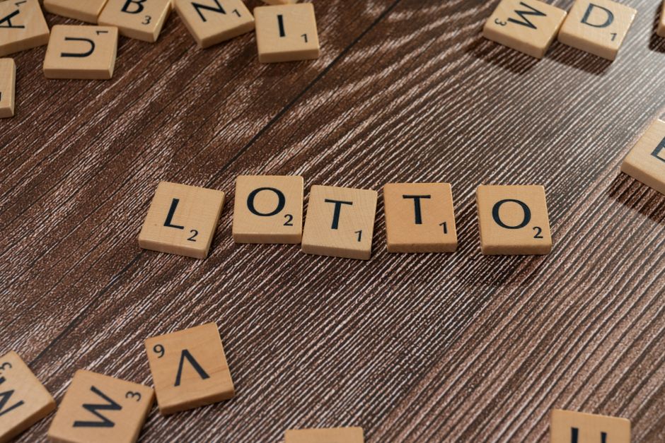 Imagem que destaca a palavra 'loto' formada com peças de jogo de palavras, sugerindo conceitos de jogos de azar ou sorte.