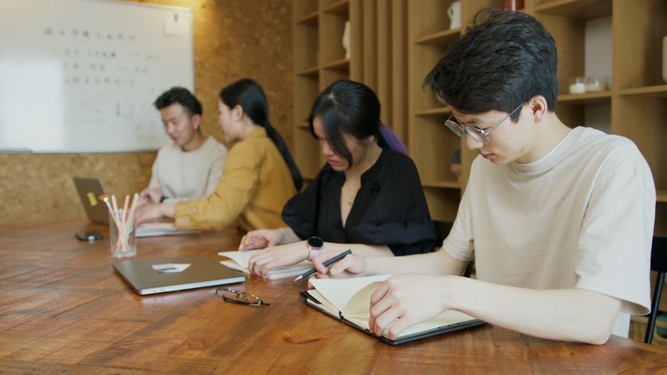 Dicas para organizar o ambiente de estudo em escritórios compartilhados em 2026