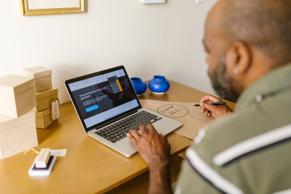 Homem realizando pesquisa ou planejamento de negócios em um ambiente de escritório, com foco em empreendedorismo e estratégias empresariais.