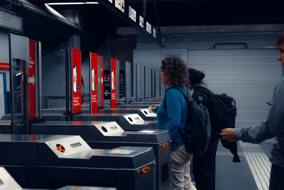 Pessoas utilizando as máquinas de embarque em um aeroporto, aguardando o acesso ao avião.