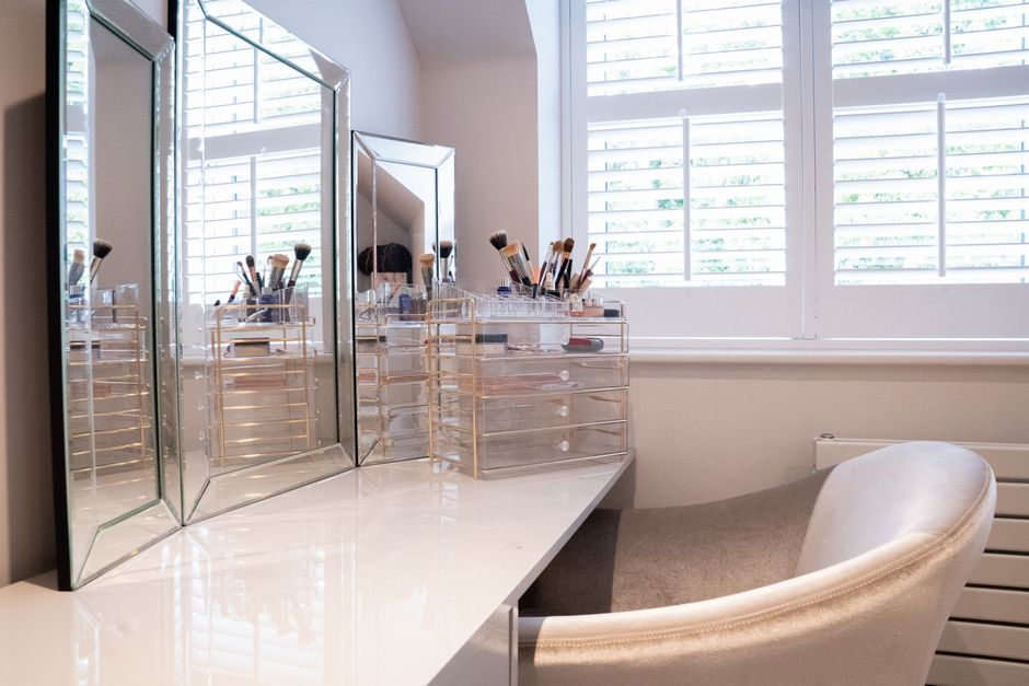 Espaço bem iluminado de um home office com maquiagem e beleza, ideal para criar conteúdo ou se preparar para eventos.