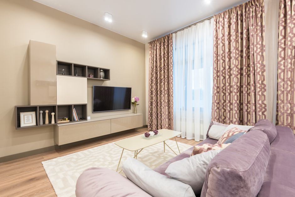 Sala de estar moderna e aconchegante com foco na decoração e organização do ambiente residencial.