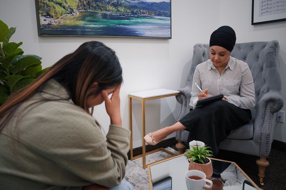Consulta psicológica ou terapia realizada por profissional com foco no bem-estar emocional do cliente.