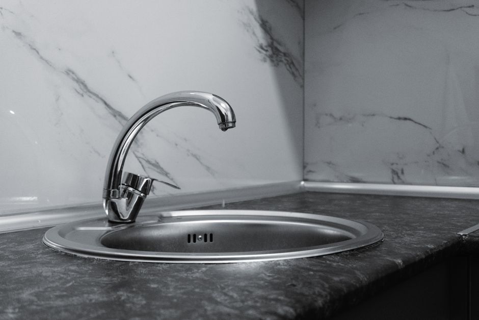 Dicas para economizar água em casa e manter o estilo em 2026