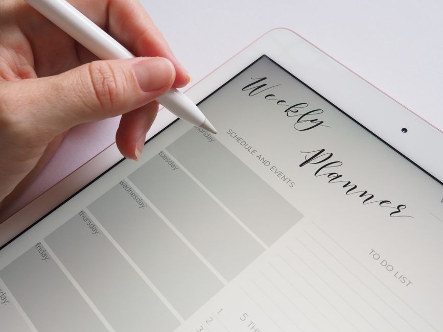Imagem de uma agenda digital com planejamento semanal, ideal para artigos sobre organização pessoal e gerenciamento de tarefas na rotina.