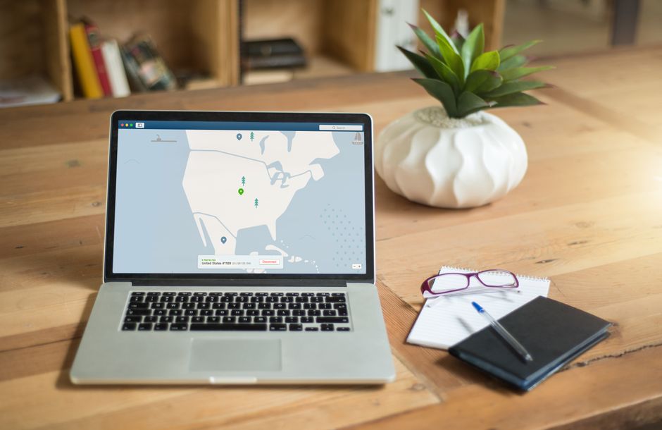 Imagem de um espaço de trabalho que destaca planejamento de viagens internacionais com um laptop exibindo mapa, um caderno com caneta e uma planta decorativa, ideal para artigos sobre planejamento de viagens ou gestão de roteiros.