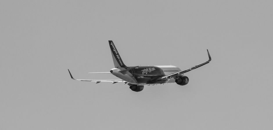Imagem de um avião comercial em voo, simbolizando viagens ou transporte aéreo internacional.