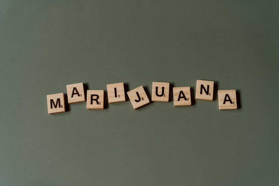 Imagem com blocos de madeira formando a palavra 'Marijuana', relacionada ao tema de uso, regulamentação ou debates sobre a planta.