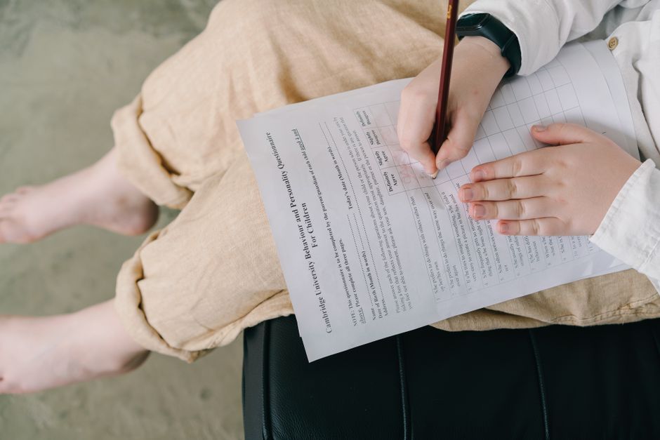 Pessoa assinando um documento importante, simbolizando formalização ou aprovação de um contrato.