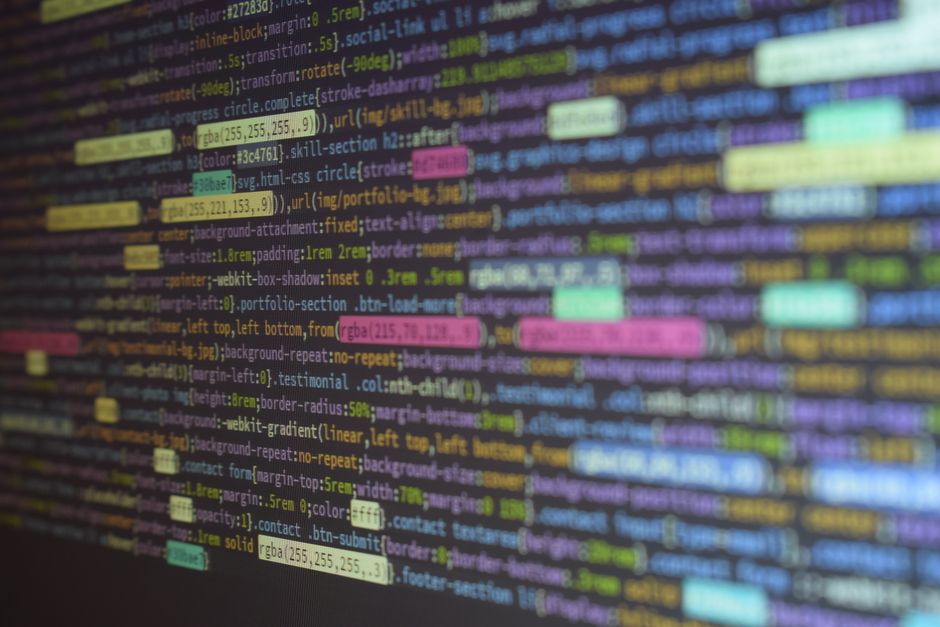 Imagem de uma tela com código de programação, ilustrando o tema desenvolvimento de software ou tecnologia.