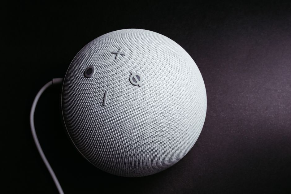 Altavoz inteligente moderno, representando inovação tecnológica e automação doméstica.