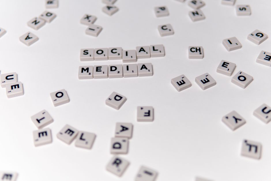 Imagem com peças de dominó formando as palavras 'SOCIAL MEDIA', ilustrando estratégias de marketing digital.