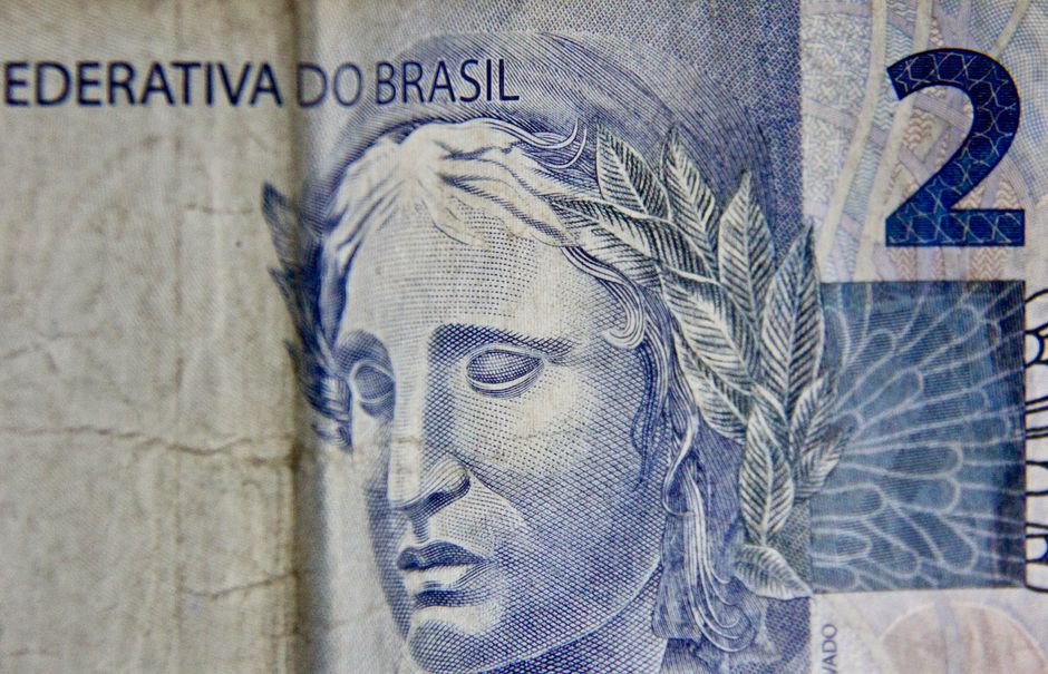 Imagem de uma nota de dois reais do Brasil, destacando detalhes de segurança e design.