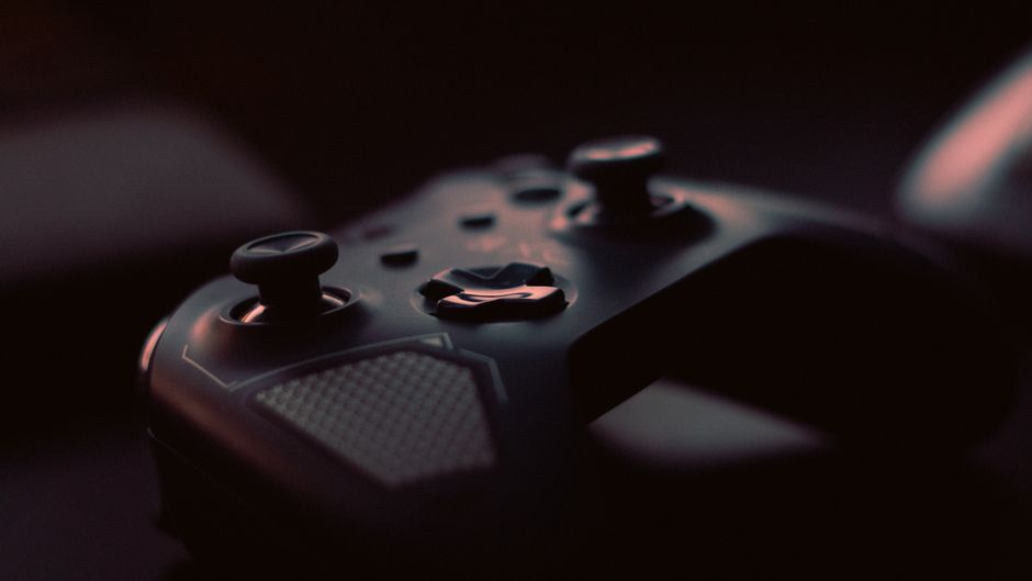 Controle de videogame com iluminação suave, simbolizando entretenimento digital e jogos eletrônicos.