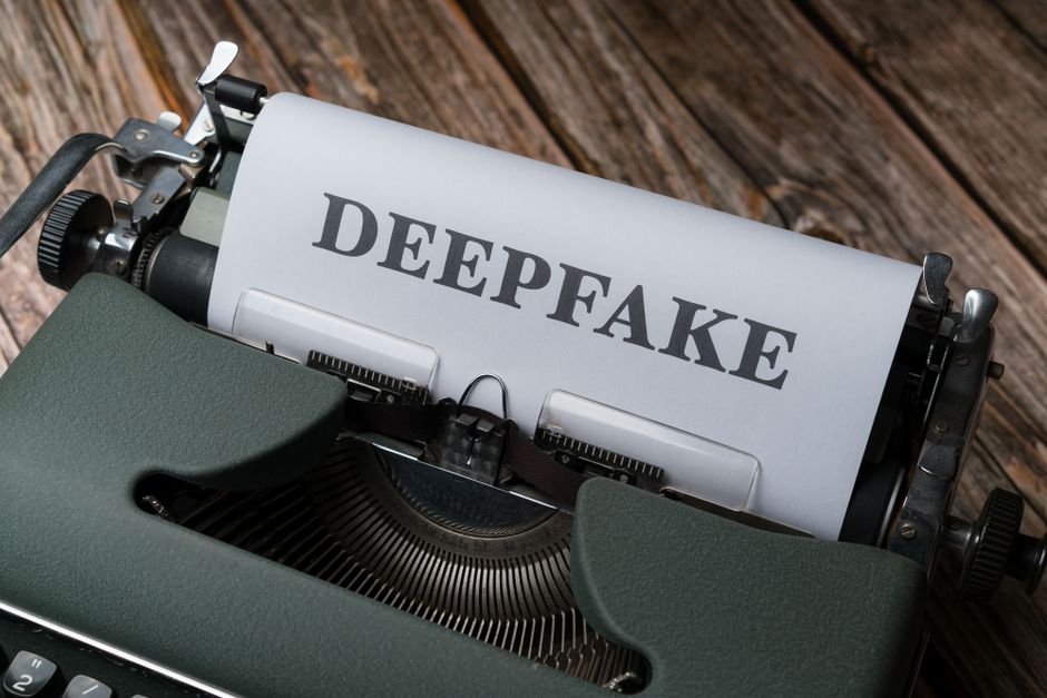 Máquina de escrever antiga com a palavra 'DEEPFAKE' em um papel, simbolizando o tema de tecnologia e manipulação de informações falsas.