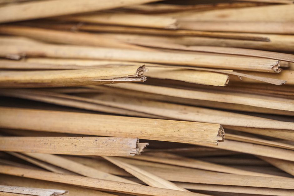 Imagem de um conjunto de palhaços de palha que representam trabalhos artesanais ou fibras naturais, ideal para conteúdos sobre sustentabilidade ou técnicas tradicionais.