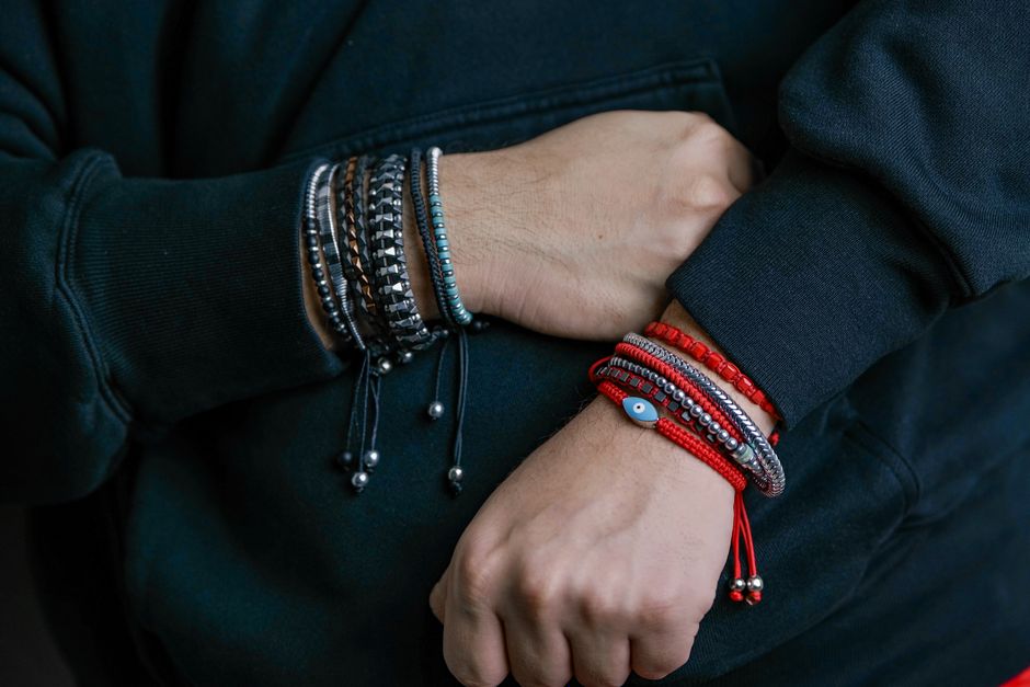 Imagem de um braço com várias pulseiras, transmitindo um estilo casual e moderno, ideal para representar expressão pessoal em artigos sobre moda ou estilo de vida.