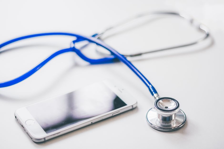 Imagem que combina equipamentos médicos e tecnologia, ideal para indicar inovação na área da saúde.